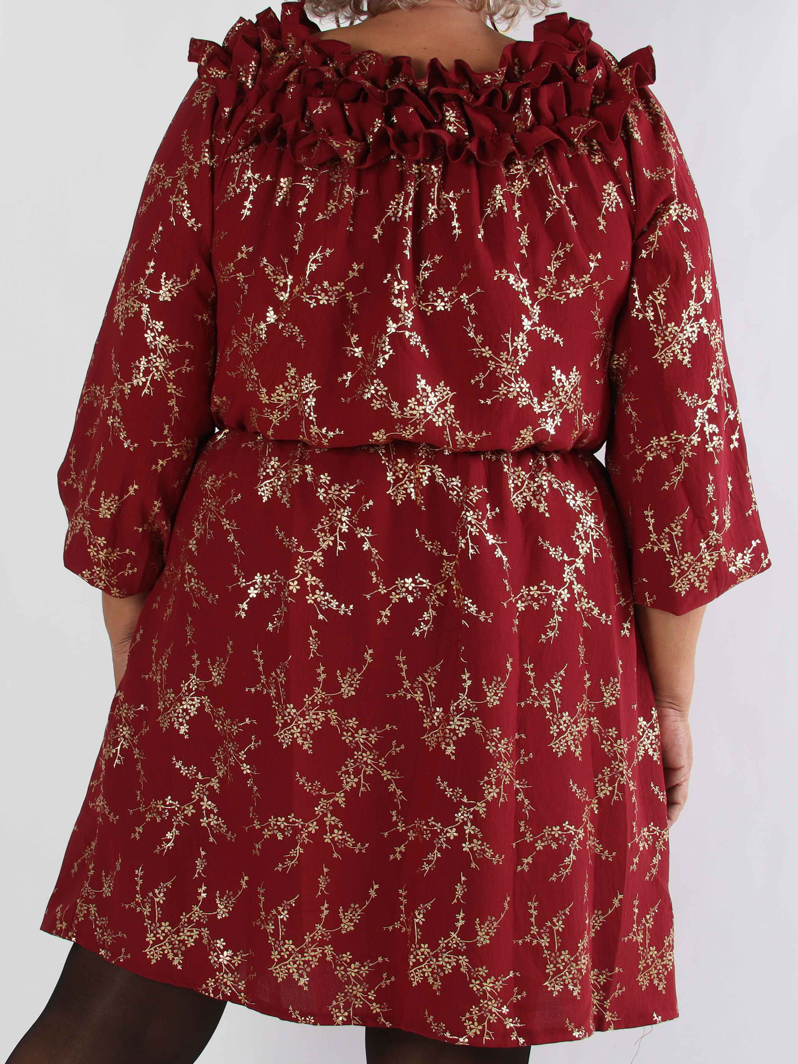 Chili Gold Fitted Dress - Plus size kjole i guld print med flæsekant og elastik i taljen